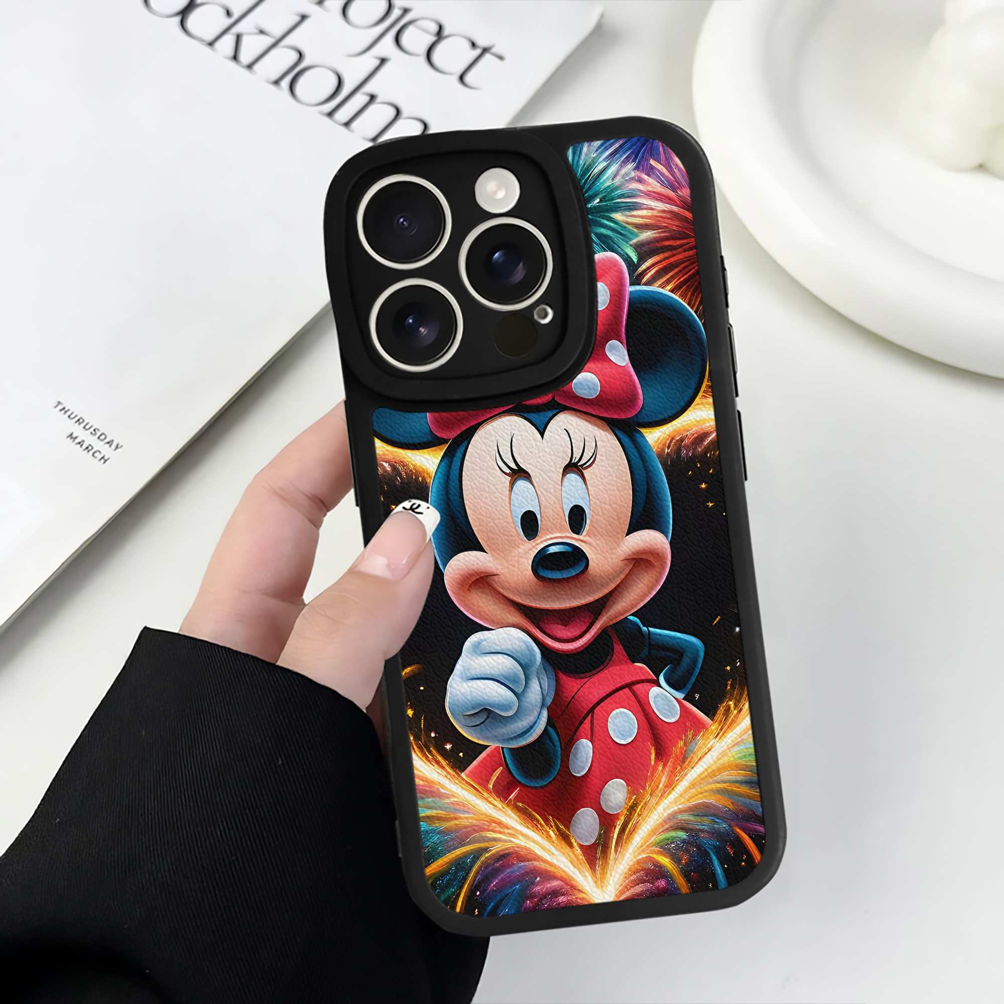 （画像用） ミッキーマウス Mickey Mouse 【iPhone 16シリーズ対応】シリコンスマホケース（レザー調） 材質：シリコン